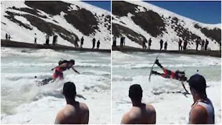 Come sarà fare snowboard e cadere a faccia in giù nella neve?