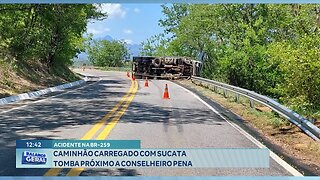 Acidente na BR-259: Caminhão Carregado com Sucata Tomba Próximo a Conselheiro Pena.