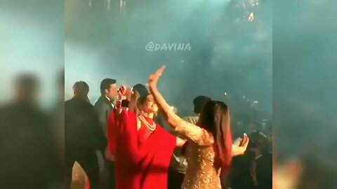 Can't believe Aishwarya Rai dragged Deepika to dance 😮 #aishwaryaraibachchan #deepikapadukone