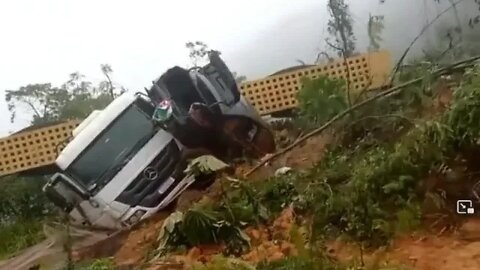 Deslizamento de terra causa soterramento de veículos na BR 376, em Guaratuba