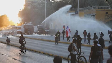 Chile: Water cannons, barricades mark Santiago anti-government protest - 25.10.2021