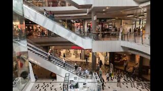 Une fille démontre comment manger gratuitement au centre commercial