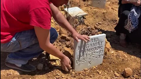 South Africa - Cape Town - Families replant headstones and neaten graves (Video) (RzK)