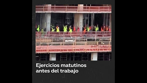 Trabajadores de la construcción realizan ejercicios matutinos laborales en Miami