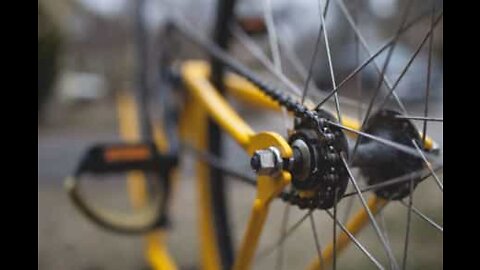 Jovem dobra roda de bicicleta com um salto!