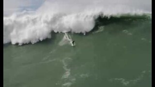 Drone kuvaa surffaja Pedro Scoobyn dramaattisen pelastusoperaation Nazaréssa