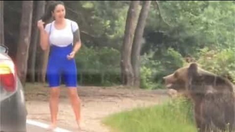 Mulher quase é atacada por urso após tentar fotografia