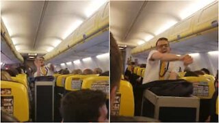 Steward intrattiene i passeggeri ballando e cantando intensamente