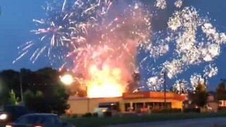 Loja de fogo de artifício celebra o 4 de julho com incêndio!