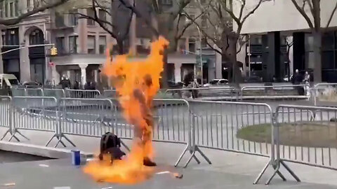 Ein Mann zündete sich in New York vor dem Gerichtsgebäude an, in dem Trumps...🙈