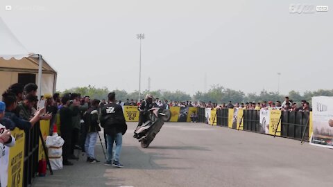 Skicklig motorcyklist gör 326 wheelies på en scooter
