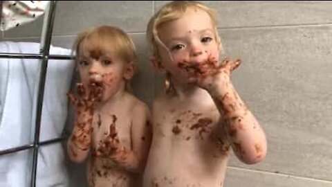 Tvillinger smører seg inn med Nutella