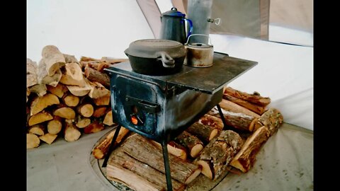 Living Off-Grid in a Tent w/ Wood Stove: Cast Iron Cooking Cinnamon French Toast and Smoked Bacon