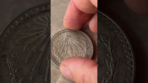 Amazing Un Peso Mexican Silver Coin