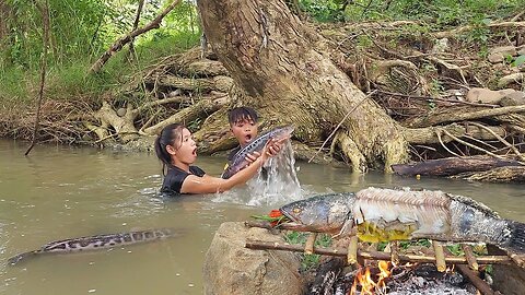 Wow Yummy Big fish! Catch and Cook big fish for jungle food and eating delicious