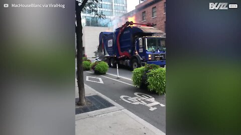 Un camion-poubelle en flammes à Toronto