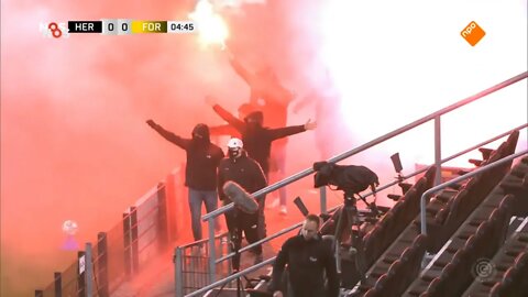 Heracles - Fortuna Sittard. Heracles fans stormen stadion binnen met fakkels.