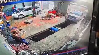 Dashcam & Crash: Mechanic crushed & pinned by a car at Jiffy Lube garage 😲