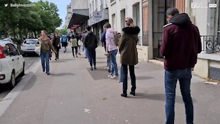 Une impressionnante file d'attente devant Darty à Paris