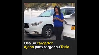 Mujer carga su Tesla en una propiedad privada y es encarada