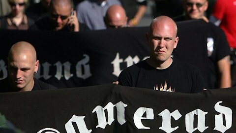LIVE: Wunsiedel / D - Rechtsextreme Anhänger der Partei "Dritter Weg" veranstalten Fackeldemo