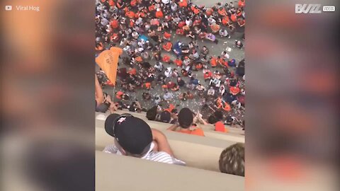 Les supporters des Astros de Houston font équipe pour rendre son chapeau à une femme