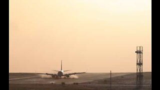 Fly gjør dramatisk landing på flyplass i Leeds