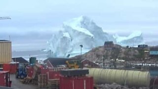 Groenlandia: iceberg di 100 mt vicinissimo alla costa mette in pericolo il villaggio!