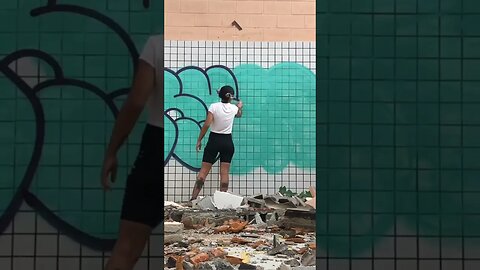 GIRL DOES A DOPE GRAFFITI THROW UP 👀 #graffiti #graffitiart #shorts