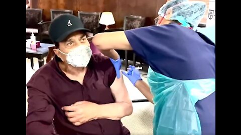 Dharmendra Taking Corona Vaccine and Message for Fans