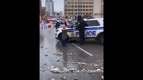 ❤️HEARTWARMING❤️ GIRL GIVES FLOWER TO POLICE 🇨🇦 (OTTAWA)