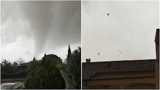 France: il filme une tornade depuis sa fenêtre!