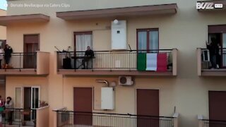 Bairro italiano canta hino das varandas em momento emocionante