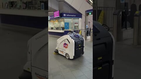 Robot cleaner london Bridge Station #london