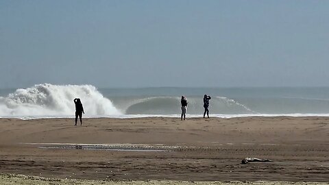 WHAT HAPPENS WHEN 25 PRO SURFERS SHOW UP FOR THE SAME WAVE AND THE WAVE WINS!