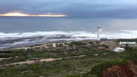 SOUTH AFRICA - Cape Town - The Slangkoppunt Lighthouse in Kommetjie (video) (wfG)