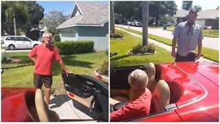 Filho dá carro dos sonhos ao pai na Flórida