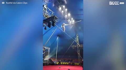 Cirque: la chute spectaculaire d'un funambule