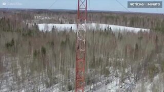 Aventureiro pratica slackline em uma das torres mais altas da Rússia