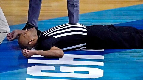 Scary moment: Basketball referee Bert Smith collapses during NCAA March Madness game (Mar. 2021)