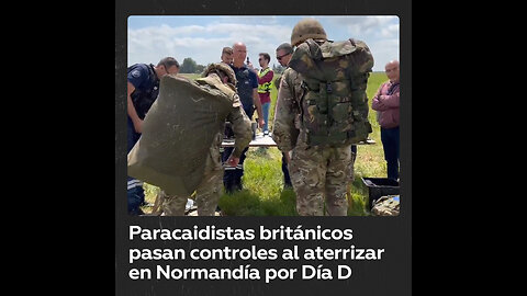 Paracaidistas británicos pasan controles al aterrizar en Normandía por Día D