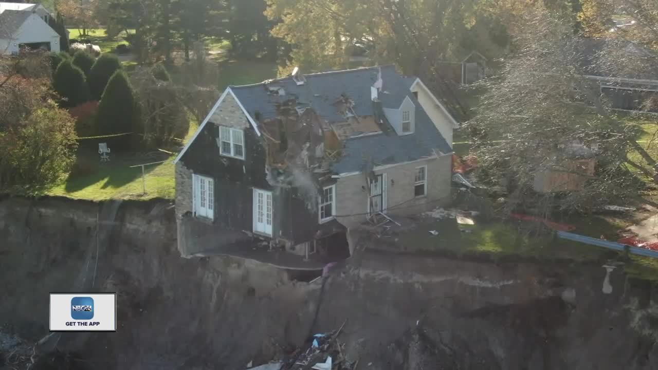 House teetering on Lake Michigan's edge to be torn down Tuesday