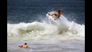 Surfistas chocam no ar durante competição na Austrália