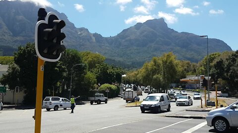 SOUTH AFRICA - Cape Town - Traffic lights out due to loadshedding at corner Paradise Rd and M3 (Video) (ZjY)