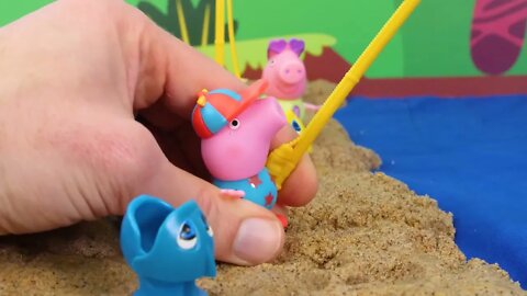 169 10Peppa Pig at the Beach finds DINOSAUR Fossils Toy Learning Video for Kids!