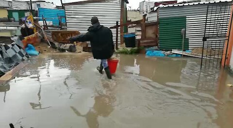 Torrential rains in Cape Town cause flooding and power outages (gqa)