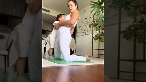 Breastfeeding yoga mama and toddler 💪🏼❤️ #shorts #momlife #love #shortvideo #yoga #breastfeeding