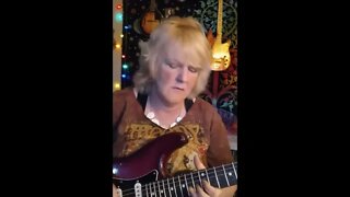 SRV blues soloing improv- Female lead guitarist Cari Dell from Austin, Texas