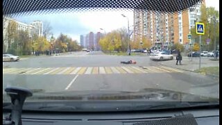 Man dratt gatelangs av en råkjørende bil i Moskva