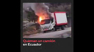 Delincuentes rocían con gasolina y prenden fuego a un camión en Ecuador